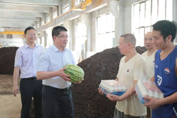 卓玛才让为一线员工送上解暑物资