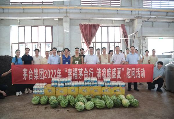 卓玛才让为一线员工送上解暑物资1